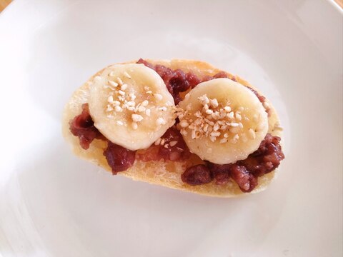 バナナとあんことすりごまのトースト